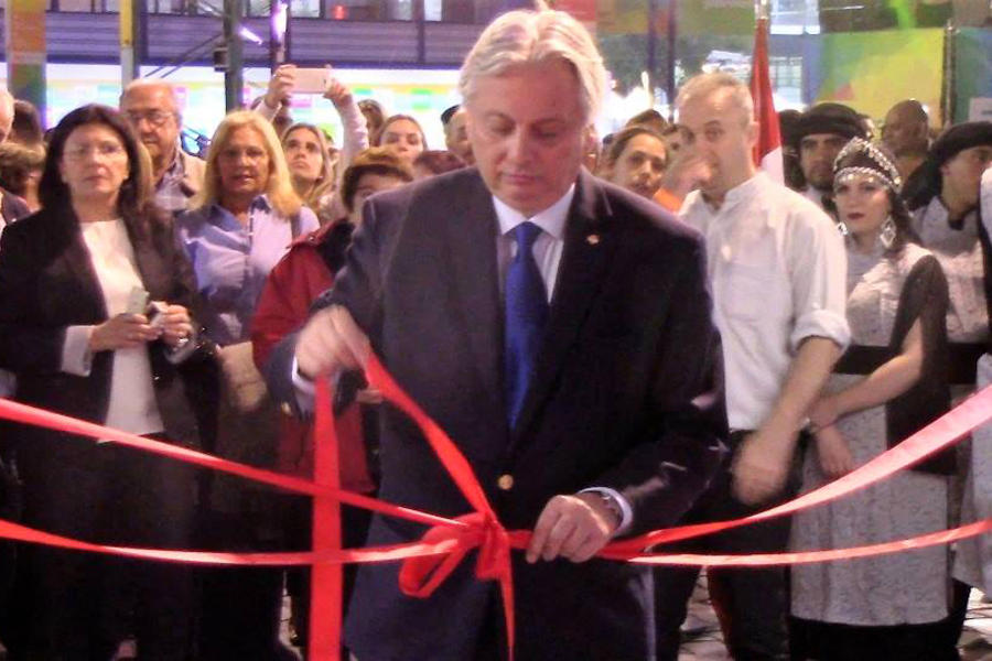 El Sr. Embajador de Líbano, Antonio Andary, inaugurando el stand.