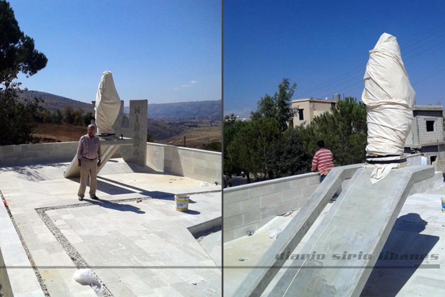 Izq.: Yaoudat Brahim en el nuevo santuario de la Virgen; der.: estatua de la Virgen cubierta y protegida hasta la inauguración / Beit Lahia, Beqaa, Líbano (Octubre 8, 2017 | Foto Yaoudat Brahim / DSL).