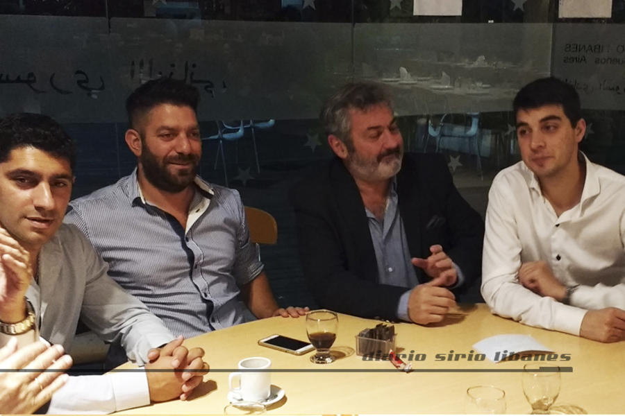 Presidente del CSLBA, Roberto Saba, junto a algunas de las jóvenes incorporaciones de la Comisión Directiva.