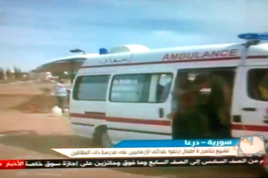 La televisión siria informa en octubre de 2016 del traslado de los cuerpos de niños asesinados en su escuela en Deraa. En la acción participó una de las ambulancias  donadas por la Colectividad Siria en Chile