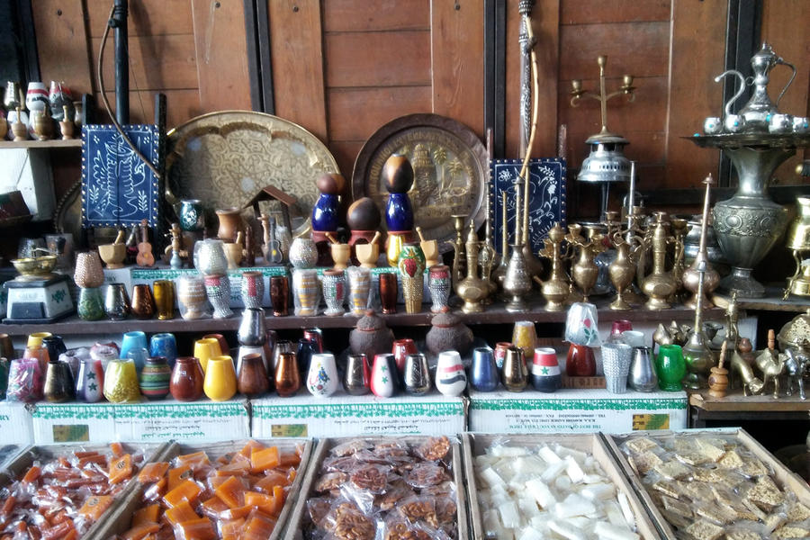 En zocos y tiendas se venden mates en los que se toma una yerba que durante la crisis se ha hecho todavía más popular en Siria. (Foto: Pablo Sapag M.)