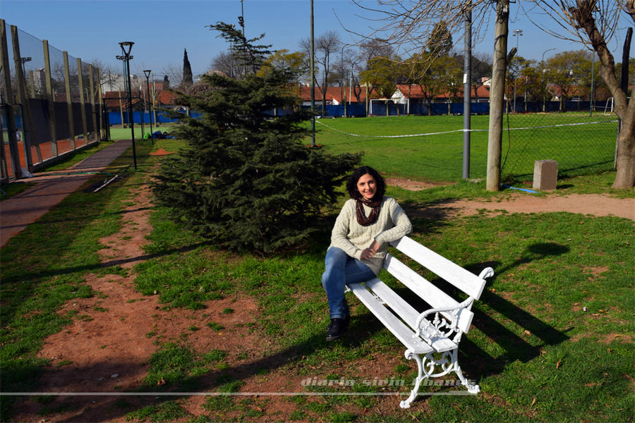 Silvia Nassif junto al cedro libanés en el CSLBA