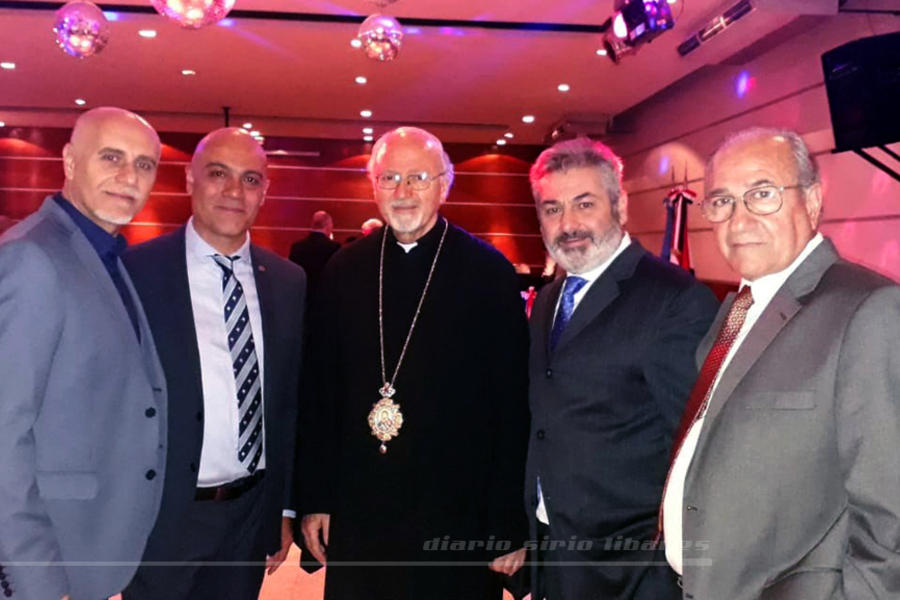 De Izq. a der.: Presidente de la Sociedad Libanesa, Néstor Hage; Director del CeCAR, Dr. Gustavo Ponce Asahad; Monseñor Ibrahim Salameh Karam; Presidente del CSLBA, Roberto Saba y Director de DSL, Yaoudat Brahim