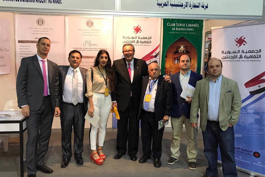 El Director General de la Cámara de Comercio Árabe-Brasileña, Michel Abdo Alaby, visita el stand argentino