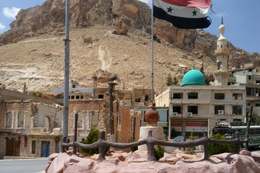 En la plaza principal de Maalula ha vuelto a ondear la bandera nacional siria (Foto: Pablo Sapag M.)