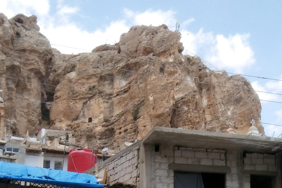 Los depósitos de agua para enfrentar la crisis comparten espacio con cruces, cuevas y la estatua de la Virgen en lo alto de la montaña (Foto: Pablo Sapag M.)