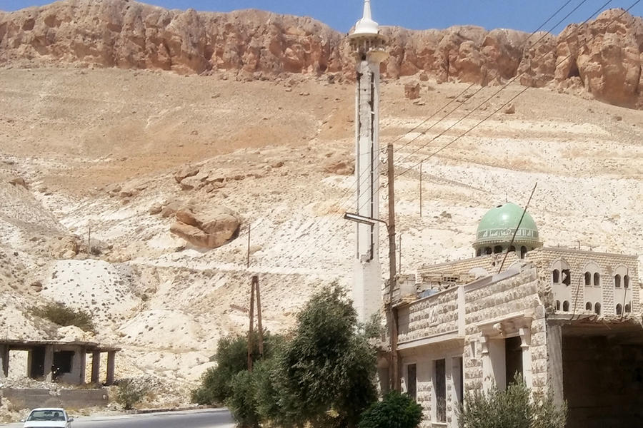 Mezquita de nueva construcción a la entrada de Maalula. Al fondo, las estribaciones de las Montañas de Qalamoun (Foto: Pablo Sapag M.)
