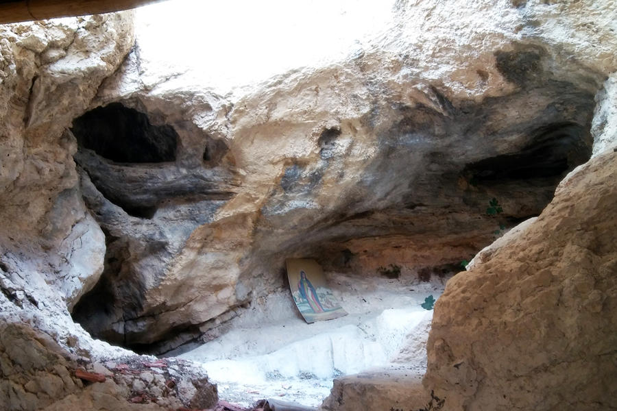 Icono arrojado en una de las cuevas de las Montañas de Qalamoun (Foto: Pablo Sapag M.)