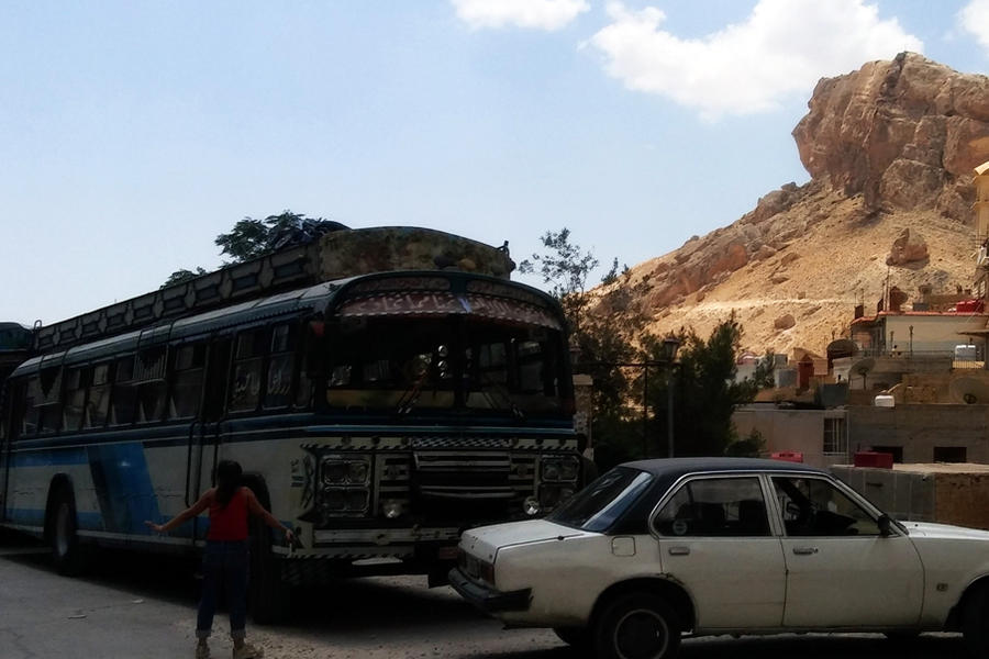 En autobuses y autos, los turistas vuelven a Maalula (Foto: Pablo Sapag M.)