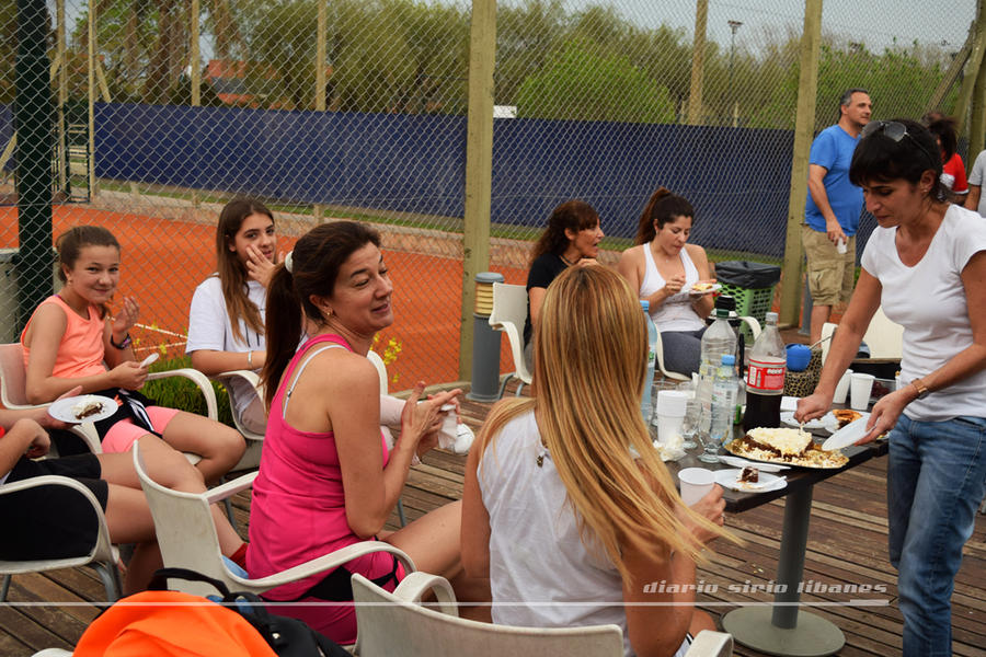 Integrantes del equipo de tenis femenino disfrutando el tercer tiempo