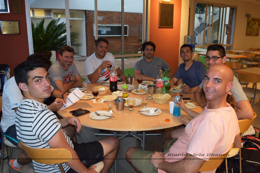 Integrantes del equipo de tenis disfrutando el tercer tiempo