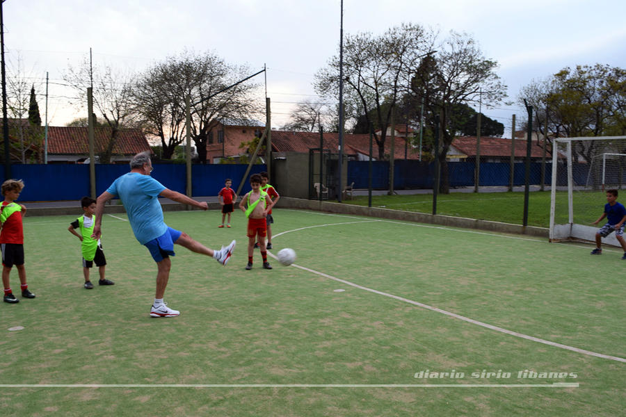 El director de DSL ejecuta un penal al arquero del equipo de fútbol infantil