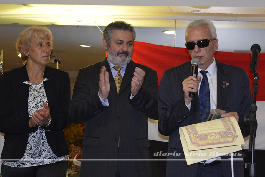 El Dr. Eduardo Awad recibe su distinción en Ciencia y Técnica, de parte de Roberto Saba y Adriana De Bas