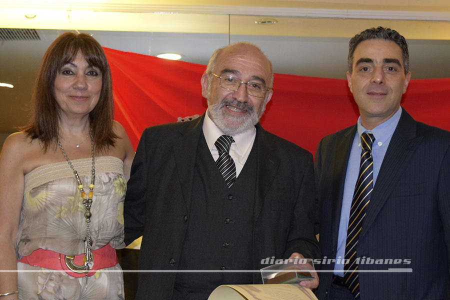 El Ing. Salvador Chaila recibe su distinción en Ciencia y Técnica, de parte de Jorge Chaied y Maria del Carmen Reched