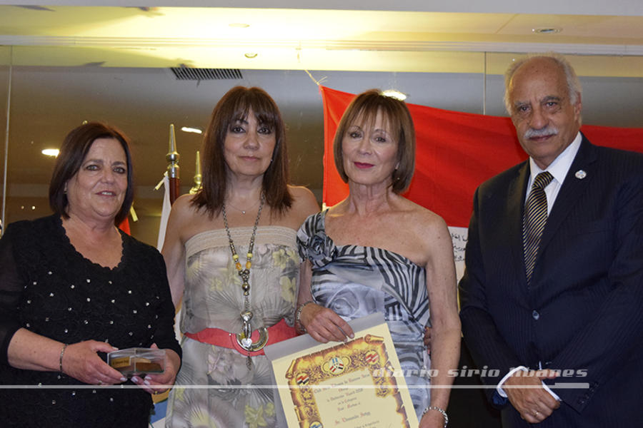  Lidia Saigg recibe la distinción en nombre de su padre el Dr. Edmundo Saigg, de parte de Adib Attie y María del Carmen Reched
