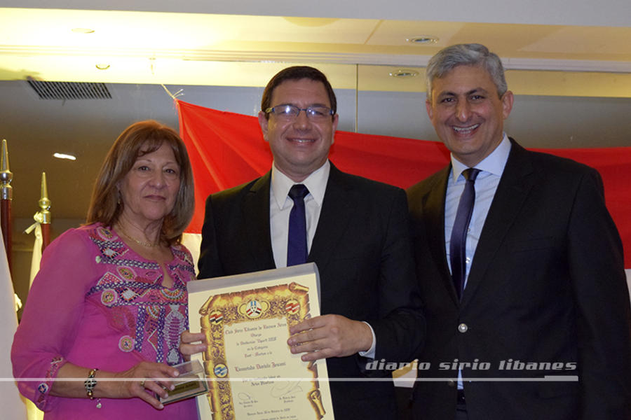  El Sr. Habel Sapag (Pte. SSL Sgo. Del Estero) recibe la distinción en nombre de la Lic. Daniela Jozami, de parte de Juan Esper y Mirta Intilli