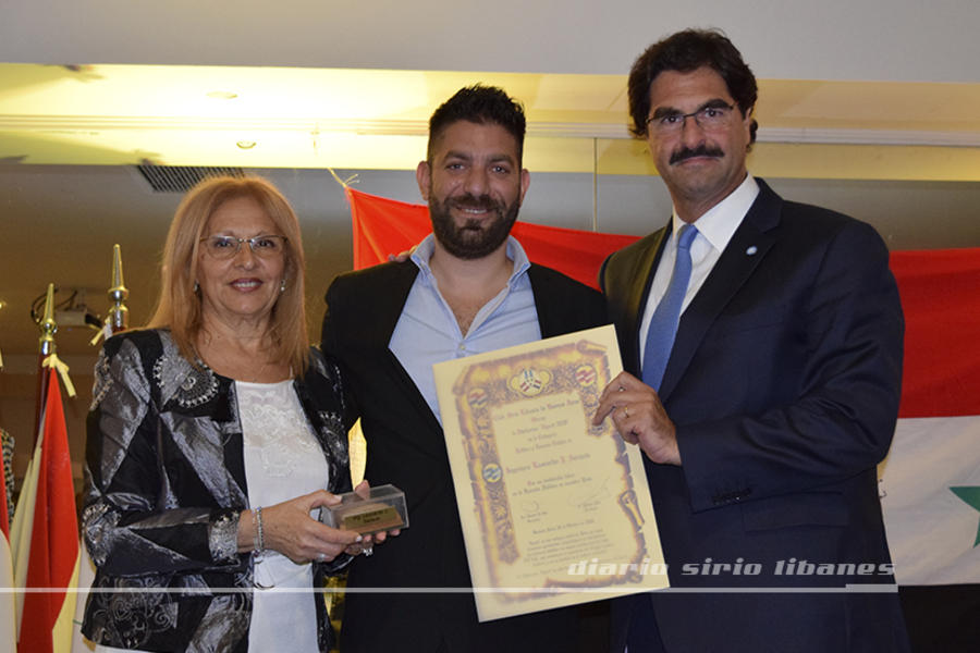 El Ing. Leonardo Sarquis recibe su distinción en Política y Función Pública, de parte de Basel Saker y Ana María Ganem