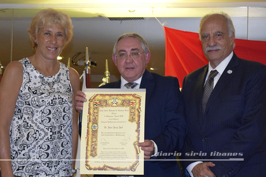 El Dr. Juan Jaef recibe su distinción en Actividad Institucional, de parte de Adib Attie y Adriana De Bas