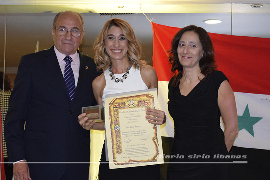 Diana Deglauy recibe su distinción en Arte y Cultura, de parte de Yaoudat Brahim y Marcela Elgassi