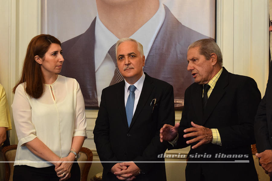 El presidente de Fearab América, Ing. Alfredo Deriche, transmite el mensaje de la Federación al diplomático sirio.