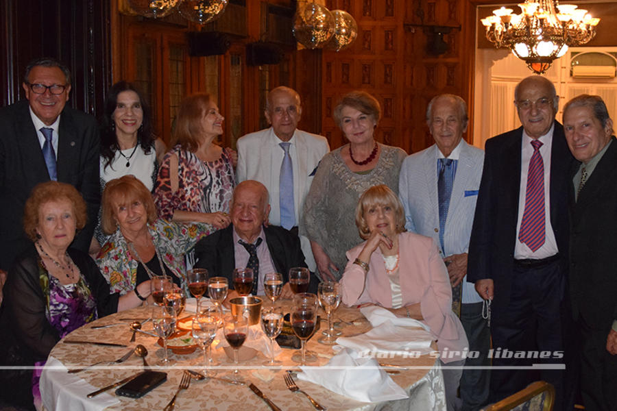 Los cuatro fundadores y ex-presidentes homenajeados, Sattam Al Kaddour, Abdo Menem, Omar Hassoun y Elías Ham, junto a los presidentes de Fearab América y Fearab Argentina