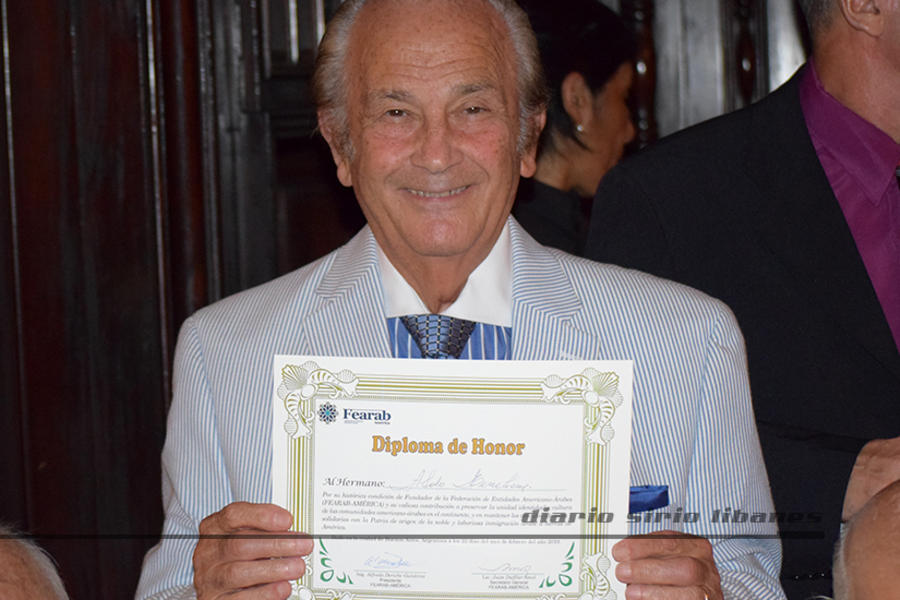 Abdo Menem homenajeado durante la cena de Fearab América