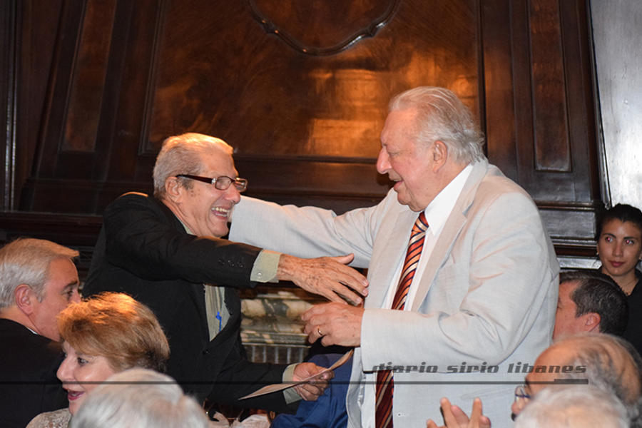 Pedro Abuchalja, presidente de Fearab Uruguay, homenajeado durante la cena
