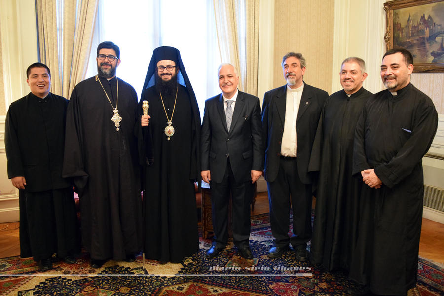 El Jefe de Misión, Maher Mahfouz, junto al cuerpo clerical de la Arquidiócesis Antioquena encabezado por Monseñor Santiago