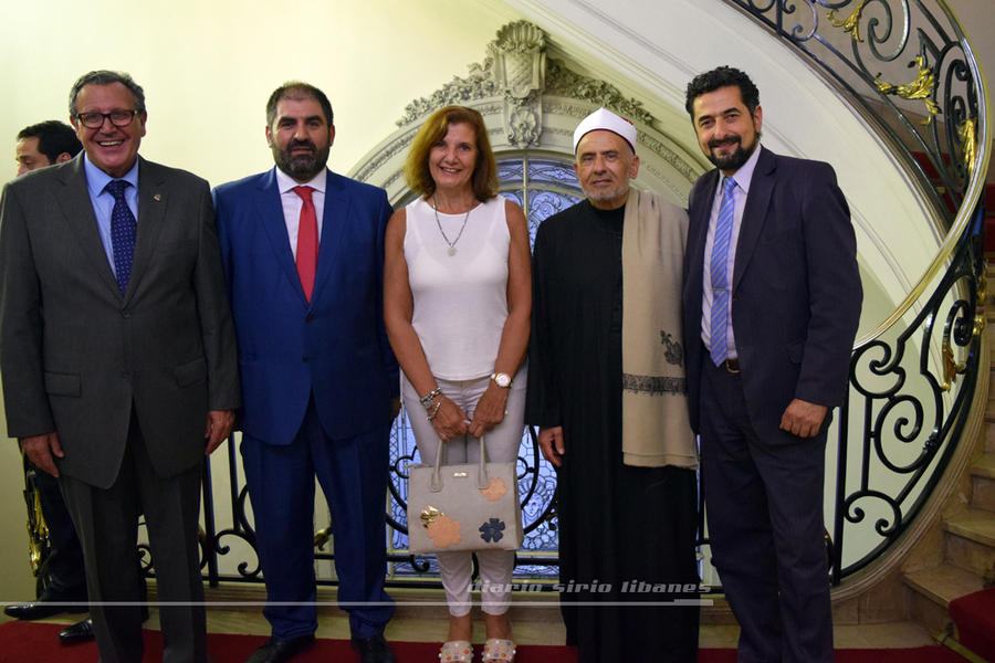 Los presidentes de Fearab Argentina, el Centro Islámico y Fearab Buenos Aires, junto al Sheij Al Hafnawi y Gustavo Osman Fagale, Secretario General de la Federación Argentina de Colectividades (FAC) 