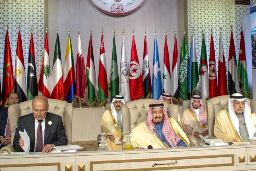 El Secretario General de la Liga Árabe, Ahmed Aboul Gheit (izq.), durante la 30a Cumbre del organismo | Túnez, Marzo 31, 2019