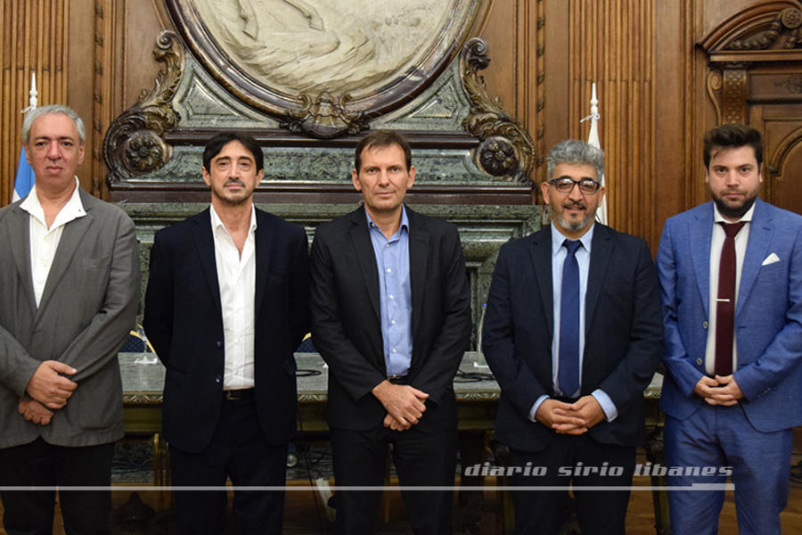 De izquierda a derecha: El legislador Omar Abboud, el subgerente del Desarrollo Federal del Instituto Nacional de Cine y Artes Audiovisuales (INCAA), Miguel Pittier, el Coordinador de Festivales Nacionales del INCAA, Alejandro Spessot, el Director Ejecutivo de dicha asociación, Edgardo Bechara El Khoury, y el Director Artístico de Cine Fértil, Christian Mourou.