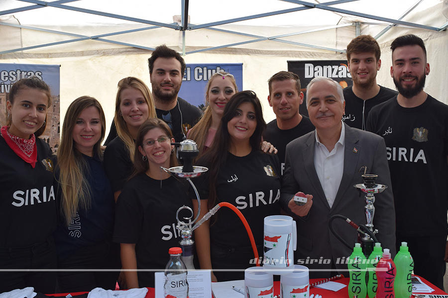 El jefe diplomático sirio visitó los distintos stands del evento, como el del Club Social Argentino Sirio de Rosario