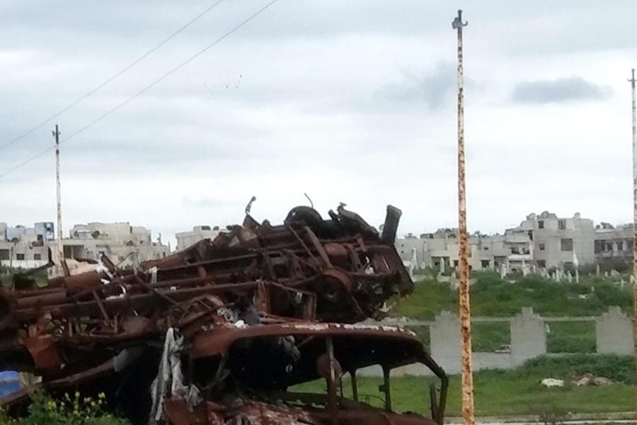 Tras los restos de una ya oxidada barricada se levanta un cementerio, donde yacen muchos de los combatientes del barrio de Bab Amro, en Homs (Foto: Pablo Sapag M.) 