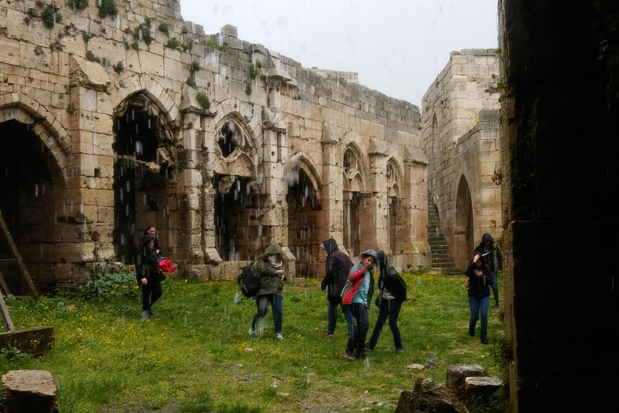 Los visitantes sortean la lluvia de primavera en el Crac de los Caballeros (Foto: Pablo Sapag M.)