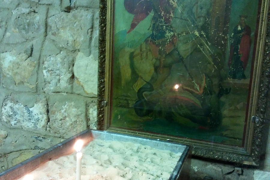 Velas para San Jorge en el Monasterio del Valle de los Cristianos que lleva su nombre (Foto: Pablo Sapag M.)