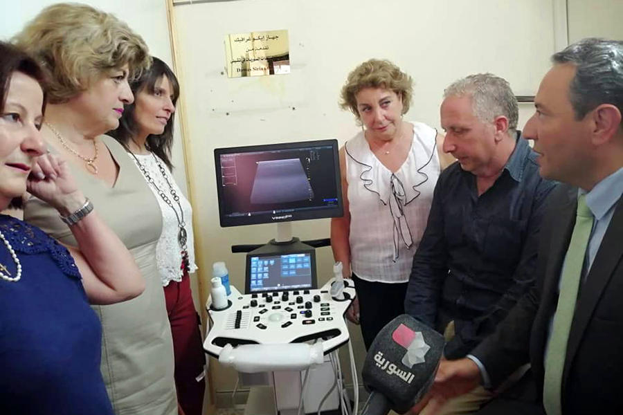 Las Damas Sirias de Chile durante la entrega de uno de los modernos equipos médicos que han donado a la Madre Patria