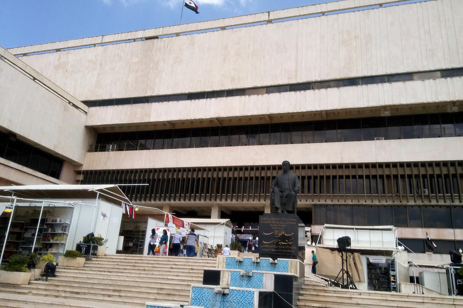 Los expositores participantes en la Feria del Libro de Damasco se han situado en la explanada frente a la Biblioteca Nacional de la capital siria, inaugurada en 1984 por el presidente Hafez Al Asad. Foto: Pablo Sapag M