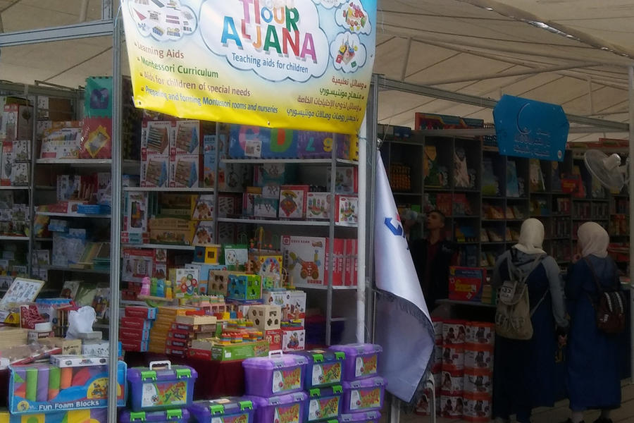 La vuelta al colegio de millones de estudiantes ha reactivado el sector comercial durante el mes de septiembre. Material escolar a la venta en Damasco. Foto: Pablo Sapag M.  