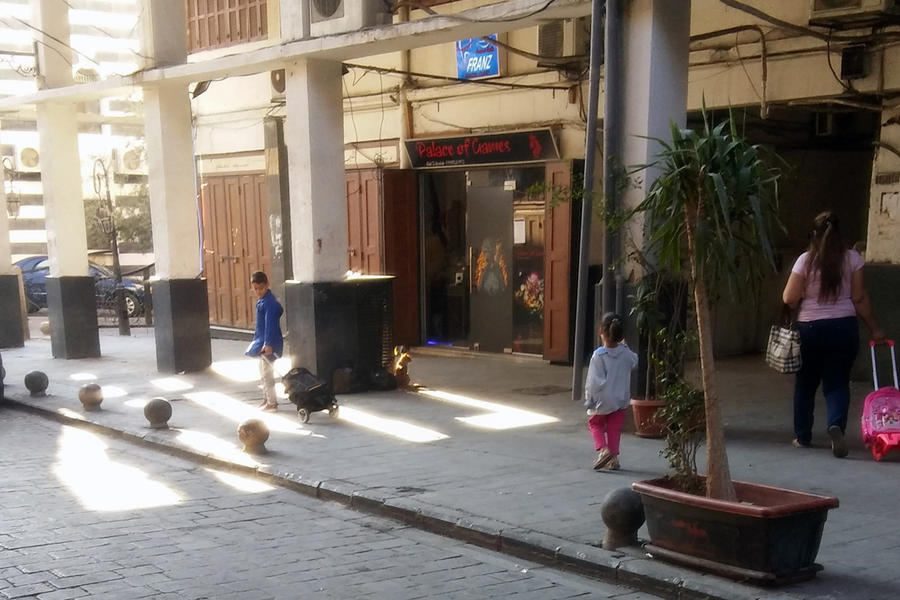 Mochilas y los clásicos guardapolvos azules de los escolares de primaria han sido los productos más vendidos en septiembre. Foto: Pablo Sapag M.