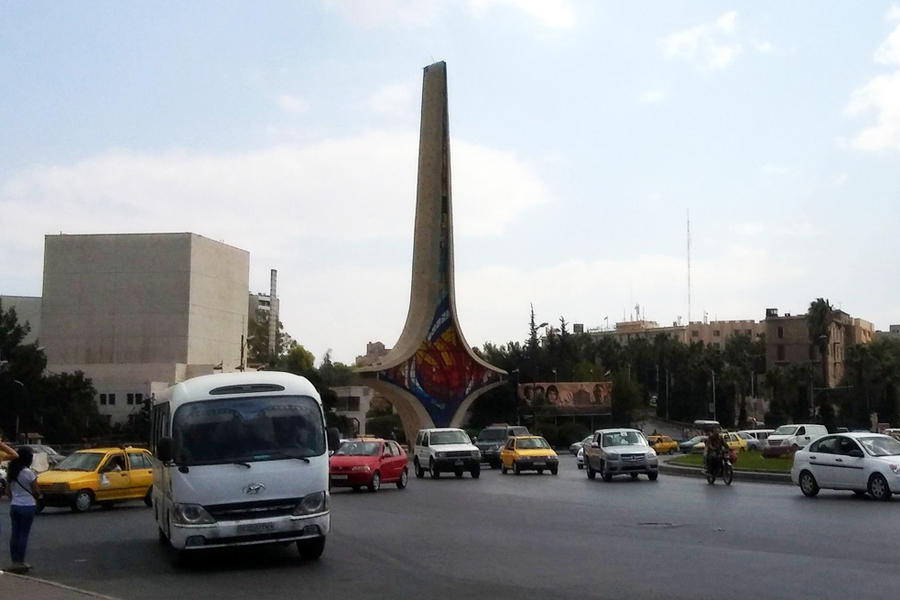Pese a las durísimas restricciones de bencina y otros combustibles producto del embargo sobre Siria, el tráfico no se ha resentido como consecuencia del regreso de los desplazados. Plaza de los Omeyas en Damasco. Foto: Pablo Sapag M. 