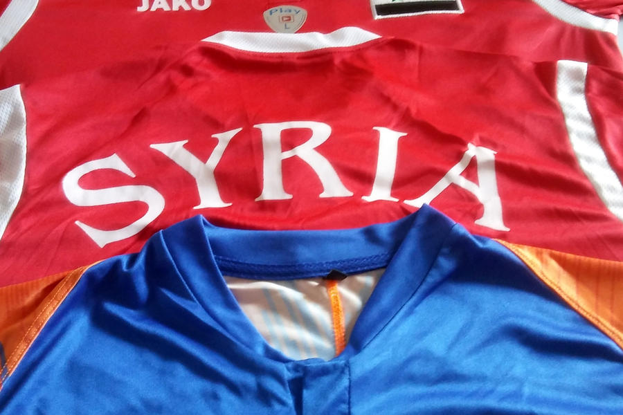 Los viajes a Siria que durante el verano han hecho cientos de miles de emigrantes sirios que viven en el Golfo y también en América Latina, ha agotado las existencias de las camisetas de la selección nacional de fútbol y de equipos locales como el Karama (Dignidad) de Homs o el Wahdat (Unidad) damasceno. Foto: Pablo Sapag M. 
