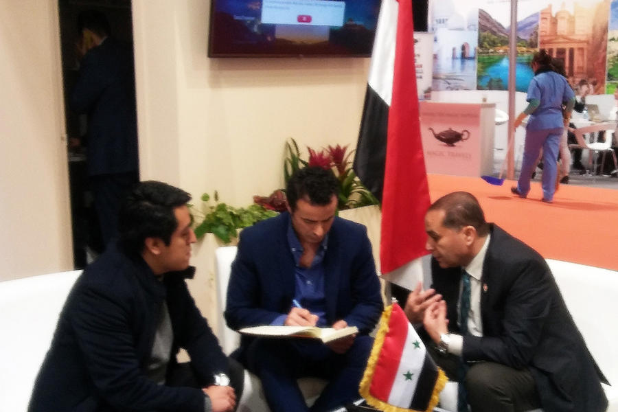 El viceministro Al-Farrah atiende a los numerosos medios que se interesaron por la presencia de Siria en FITUR 2020 (Foto: Pablo Sapag M.)