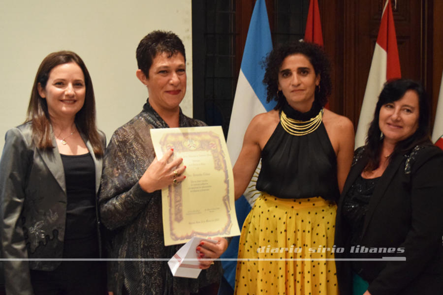 La Sra. María Fernanda Chiban fue la primera homenajeada de la noche.