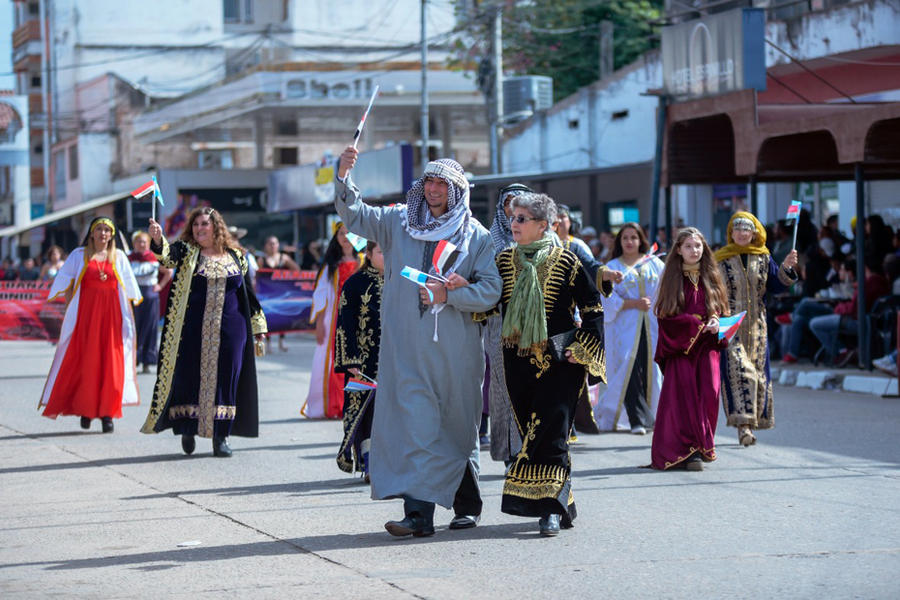 Yamila junto a su hijo Ciro desfilando en representación de la Sociedad Sirio Libanesa por el Día de Tartagal (13 de junio)