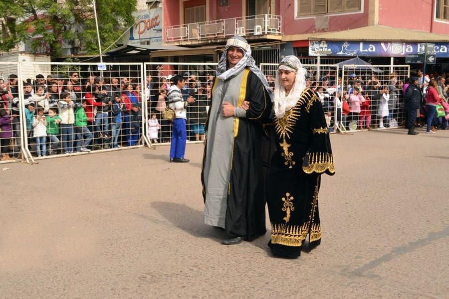 Yamila junto a su hijo Ciro desfilando en representación de la Sociedad Sirio Libanesa por el Día de Tartagal (13 de junio)