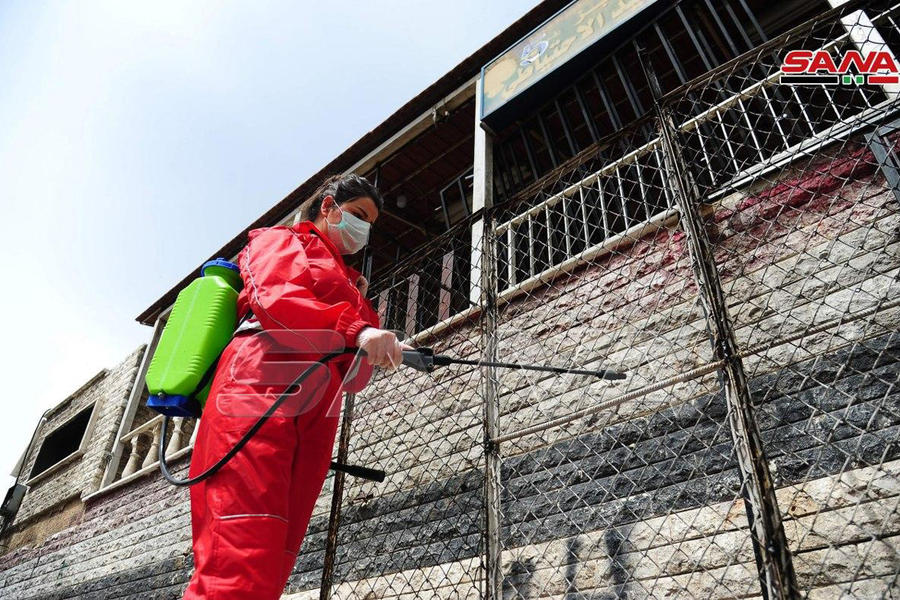 Equipos de la Media Luna Roja Árabe Siria (SARC) continúan la campaña de desinfección de la vía pública en las ciudades de Damasco y Alepo | Abril 5, 2020 (Foto: SANA)