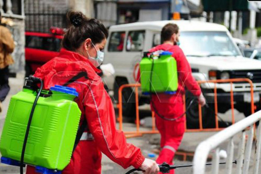 Equipos de la Media Luna Roja Árabe Siria (SARC) continúan la campaña de desinfección de la vía pública en las ciudades de Damasco y Alepo | Abril 5, 2020 (Foto: SANA)