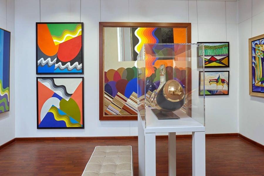 Sala llena de obras del artista marroquí Mohamed Melehi.