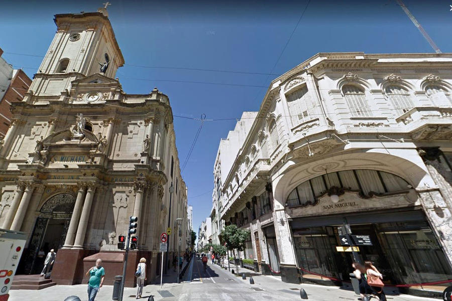 La esquina de Suipacha y Bartolomé Mitre en la actualidad. A la izquierda, la iglesia de San Miguel Arcángel. A la derecha, la tienda San Miguel, actual Palacio homónimo. La Casa de Baños estaba a pocos metros.