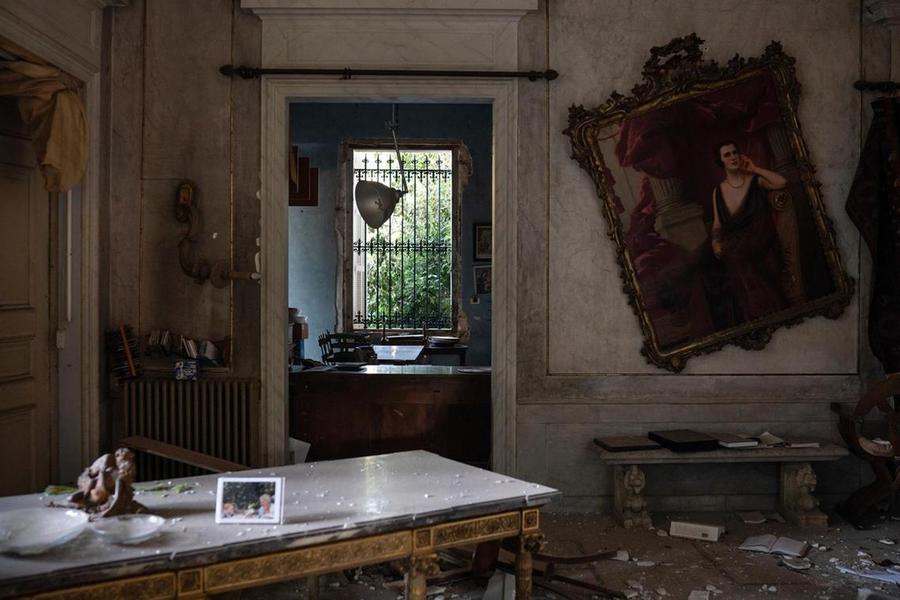 Una pintura torcida cuelga de la pared del Palacio Sursock (Foto AP)